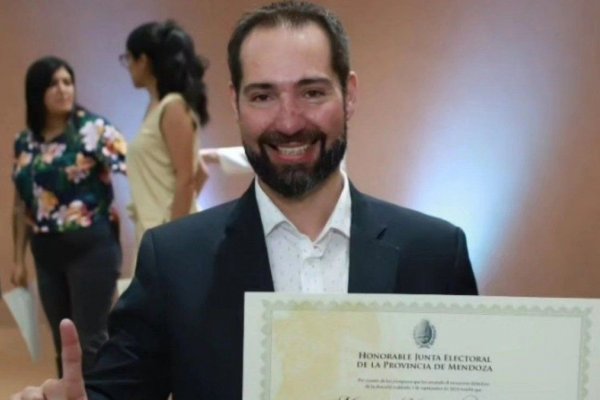 Concejal ebrio, con copa de vino en la mano, manejando BMW sin patente