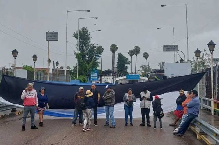 Bloquean el puente internacional Yacuiba-Pocitos por contaminación de aguas servidas