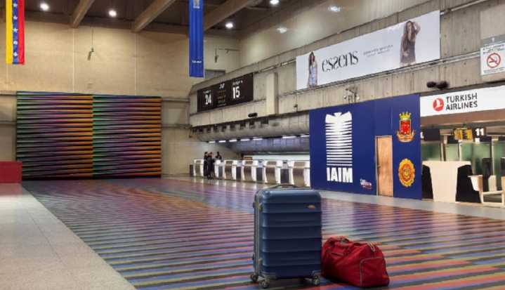 «Me quedé con la maleta hecha»: miles de venezolanos varados tras cancelación de vuelos