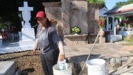 Ana Isabel, madre de familia que encuentra sustento en la limpieza de tumbas en El Rosario