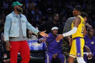 LeBron James regresa a los entrenamientos con Lakers pero no decide si debutará el martes