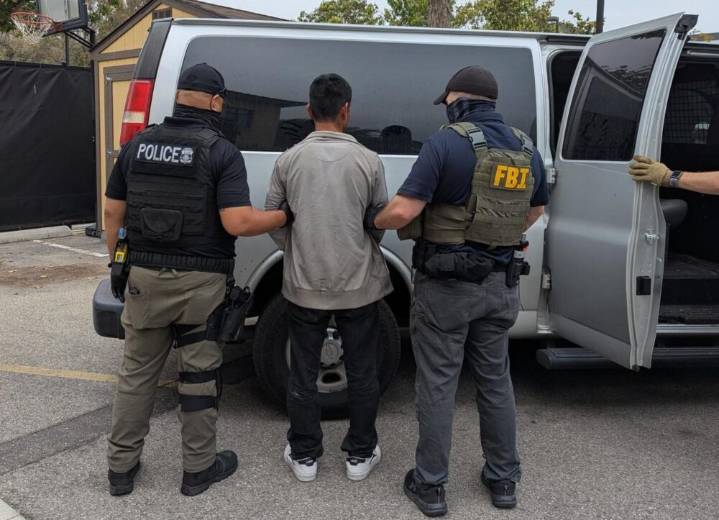 25 de las 143 personas detenidas en redada en Texas tenían antecedentes penales: FBI