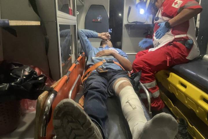 Cobrador cae en un bache y se fractura la pierna, en Saltillo