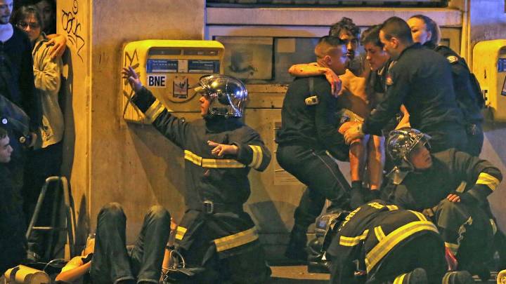 “Vi 90 personas muertas”. El fotógrafo chileno que, hace 10 años, sobrevivió al ataque terrorista al club Bataclan de París