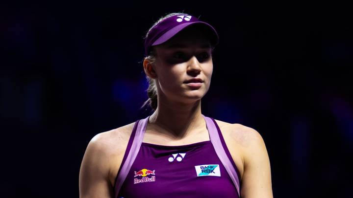 WTA Finals: Elena Rybakina stuns Iga Swiatek to put one foot in semi