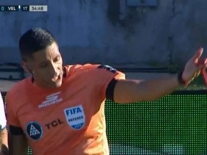 Increíble, le tiraron un martillo desde la tribuna al árbitro de Gimnasia
