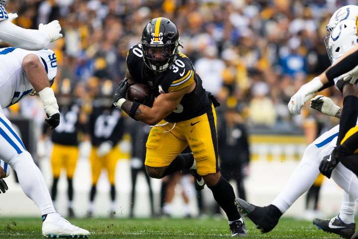 The Steelers’ puzzling Jaylen Warren strategy is having a devastating effect on their offense