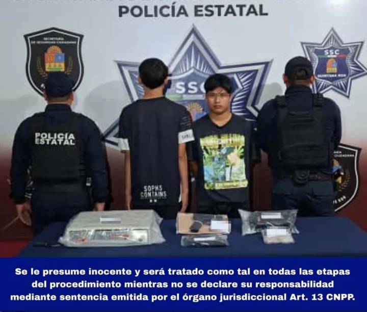 Detienen a dos individuos con réplica de arma, pasamontañas y caja de Oxxo
