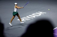 Tennis-Swiatek swats aside Keys for winning start at WTA Finals