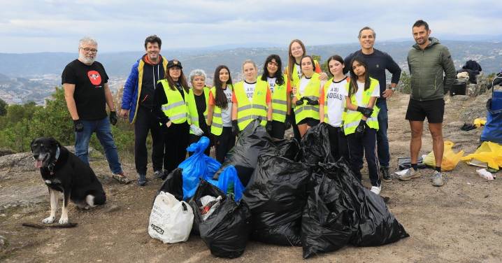 Estudiantes de Franciscanas y voluntarios, las manos del compromiso tras los magostos de Montealegre
