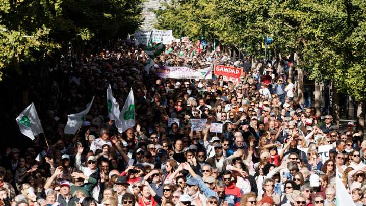 Granada alza la voz por una sanidad "100% pública, universal y de calidad"