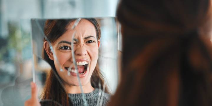 Cuáles son los 4 miedos que revelan la fragilidad oculta de los narcisistas, según un psicólogo