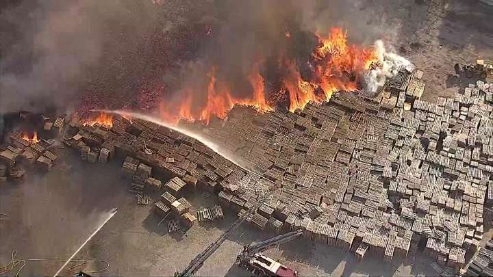 Pallet fire rages near Southern Dallas's Bonton neighborhood