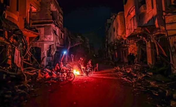 Familias gazatíes denuncian que siguen sin luz pese al alto al fuego