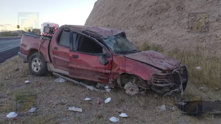 Vuelca camioneta en la carretera Chihuahua–Cuauhtémoc y deja dos heridos