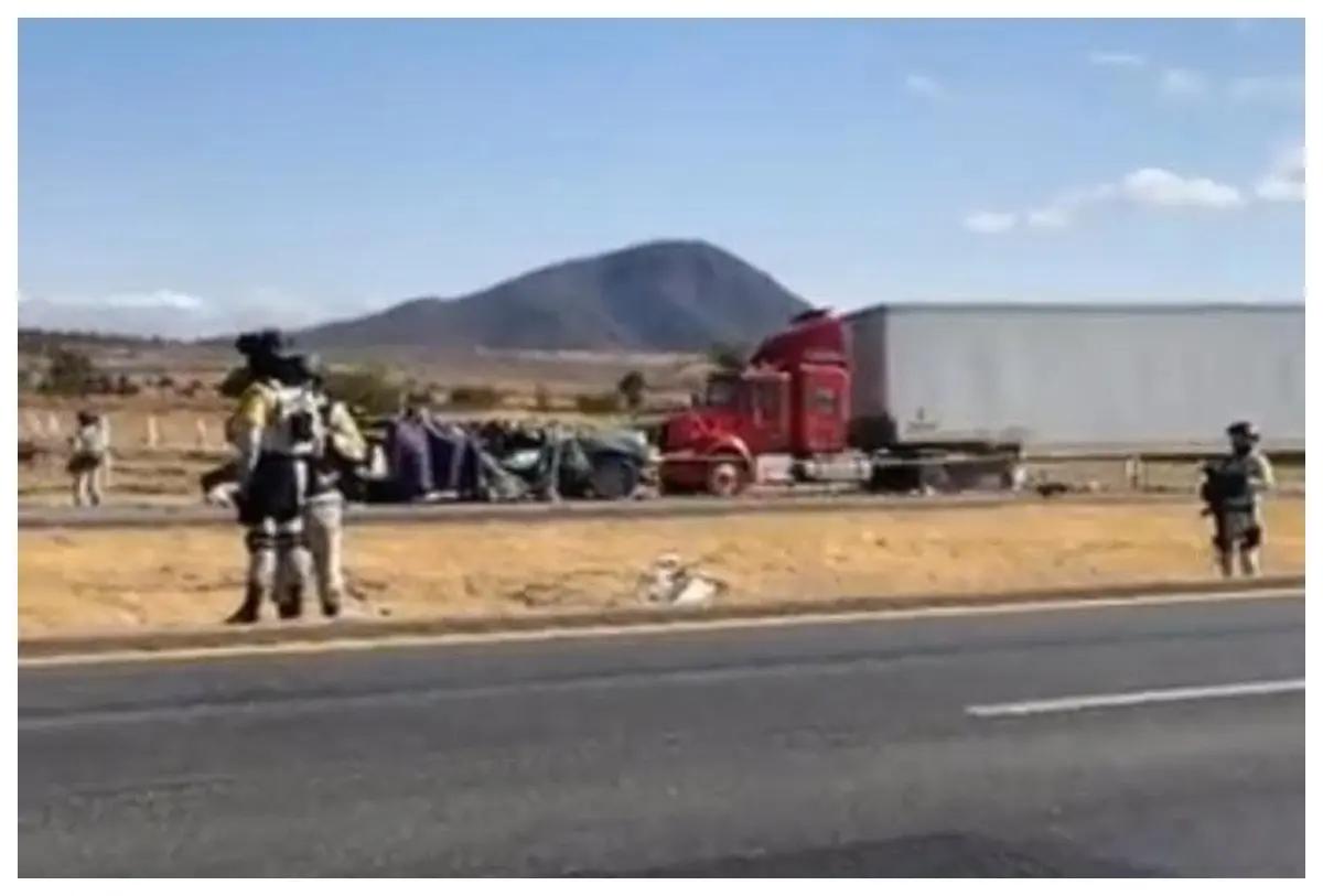 Mueren 11 jornaleros en choque entre camioneta y tráiler en Guanajuato