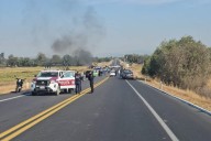 Chocan sindicatos y queman dos retroexcavadoras en autopista Puebla