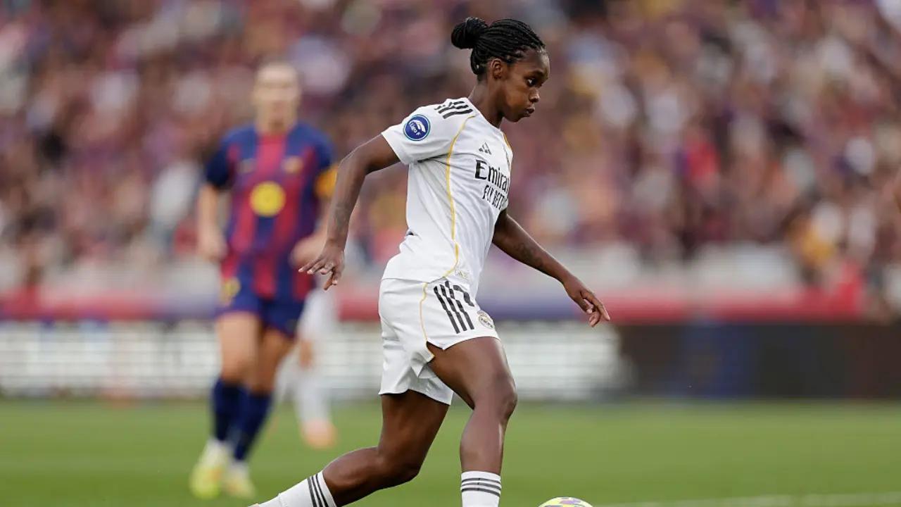 Linda Caicedo vivió un momento tensionante; la mandaron a callar en Barcelona vs. Real Madrid