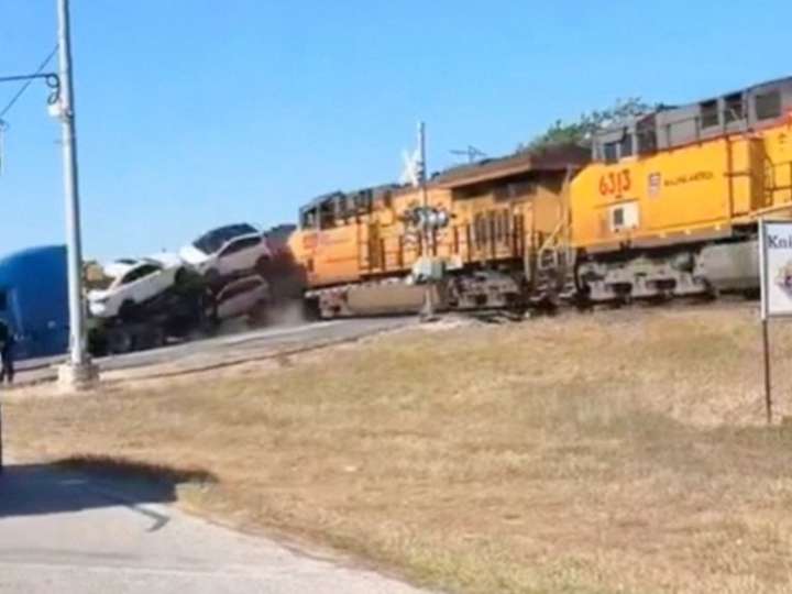 Un tren embistió a toda velocidad un camión cargado de automóviles