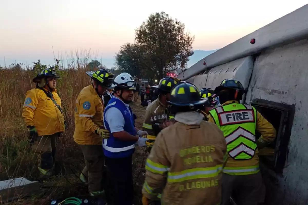 Autobús turístico vuelca en la Morelia–Pátzcuaro; reportan al menos 7 fallecidos