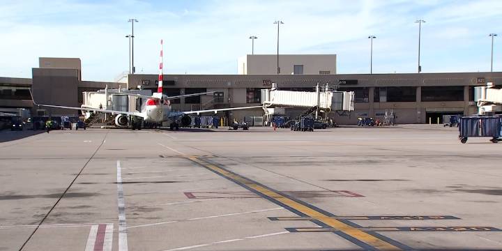 Over 200 flights delayed due to staffing at Phoenix Sky Harbor