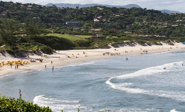 La playa de moda en Brasil para el verano 2026: es furor entre los jóvenes argentinos