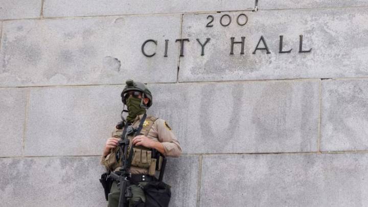 Gobierno de Trump presenta demanda para frenar medida que prohíbe a las fuerzas del orden cubrirse el rostro en California