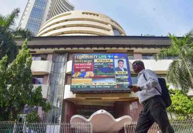 Sensex inches up 40 pts in muted trading; snaps two