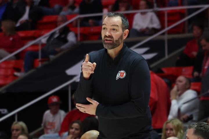 Deadspin | Utah keeps Holy Cross close, pulls away late on efficient night