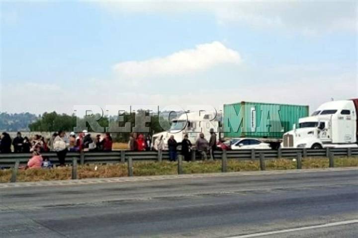 Bloquean transportistas dos autopistas en Edomex