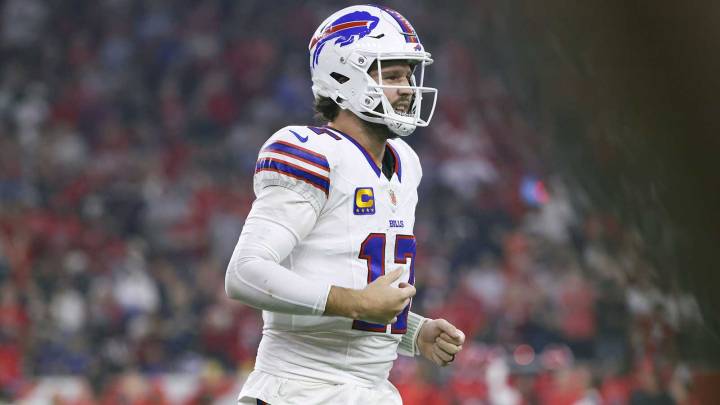 Bills’ Josh Allen goes viral with Hailee Steinfeld at Wyoming jersey retirement