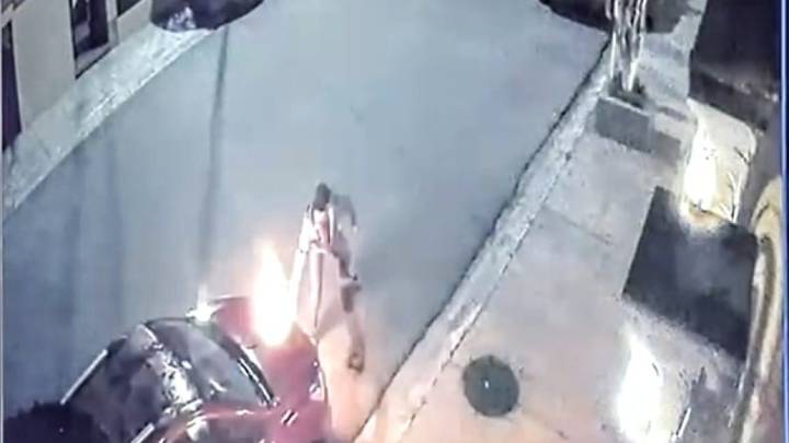 Sujeto balacea e incendia un vehículo en Playas de Tijuana