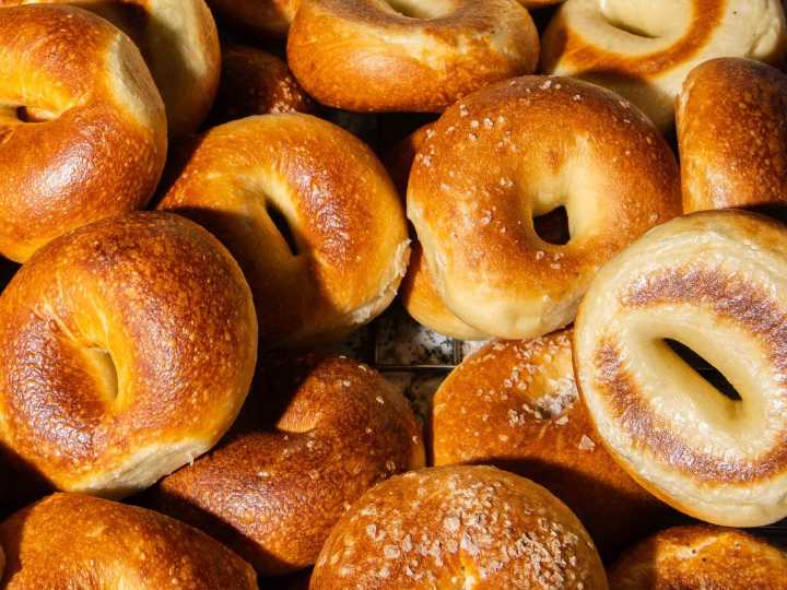 Cómo hacer tostadas y bagels de panadería con la “air fryer”: desayuno saludable sin complicaciones