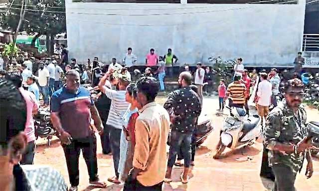 Mangaluru: Lucky scheme scam - Customers lay siege to company office in Surathkal