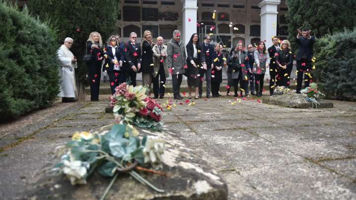 Flores en el osario y las tumbas de fusilados en el acto institucional