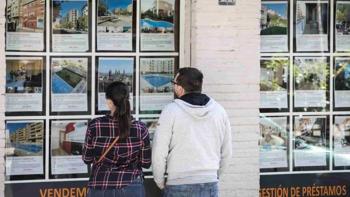 El Banco de España descarta la burbuja, pero ya analiza si limitar la concesión de hipotecas