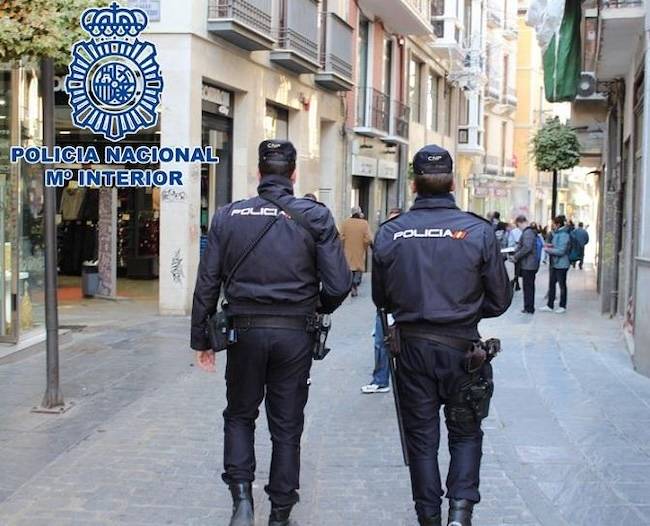 Herido de gravedad tras tras recibir dos puñaladas al ser asaltado en el centro de Granada