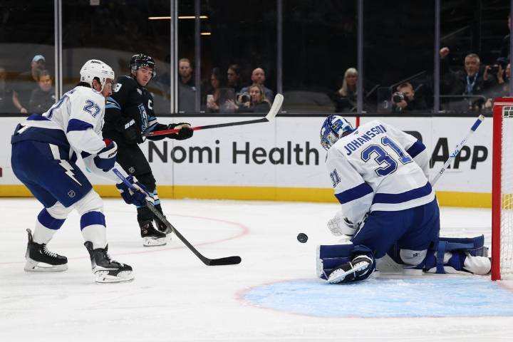 Deadspin | Lightning tame Mammoth, open trip with 5th straight win