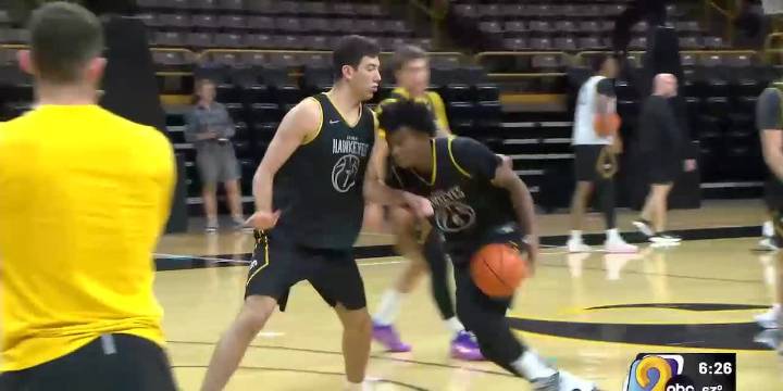 Banks’ double-double powers unbeaten Iowa to 93–54 win over Chicago State