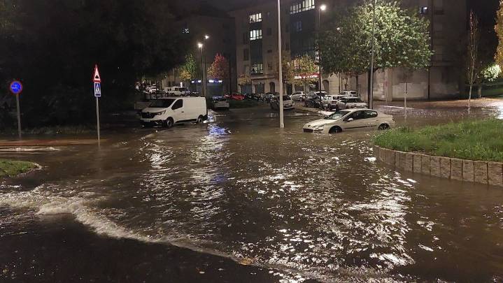 La fuerte tromba de agua que inunda varios puntos de Santiago y hace que llueva en la estación intermodal