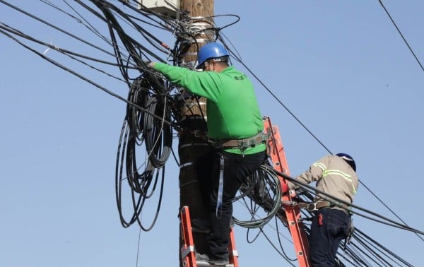 Retiran 'telarañas' de cable en la Tecnológico y Teófilo Borunda