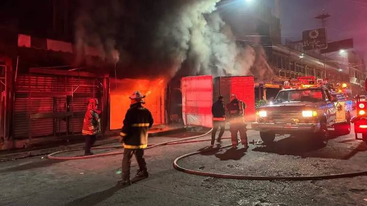 Se incendia local comercial en el centro de Moroleón