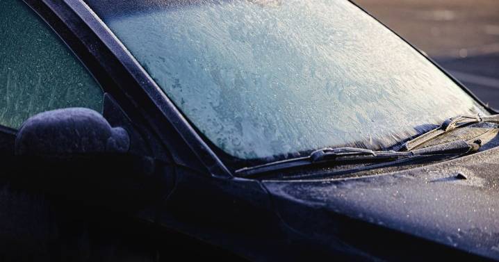 Don't use boiling water to defrost car windscreen and use 1 cheap item instead