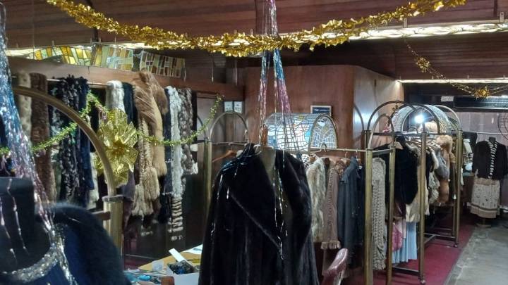 Noventa años de tradición: la última peletería de Rosario todavía resiste en calle Maipú