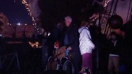 Richard Gere enciende el árbol de Navidad en Murcia en un gran espectáculo de luces y fuegos artificiales