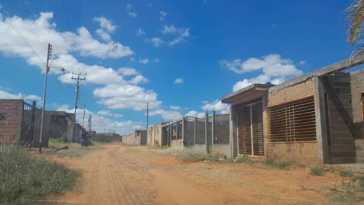 Vecinos esperan asfaltado en las calles de Villa Aurora