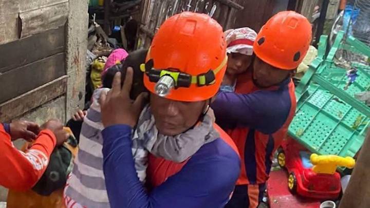 Typhoon Fung-wong: Makes landfall in Philippines, at least two killed