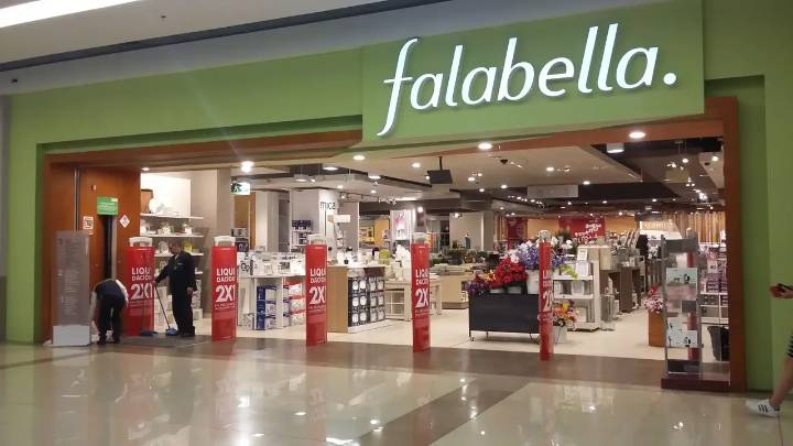 Encuentran petardos en las instalaciones de tres concurridas tiendas de Falabella en Bogotá