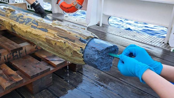 Descubren misteriosos signos de vida en una extraña sustancia volcánica azul