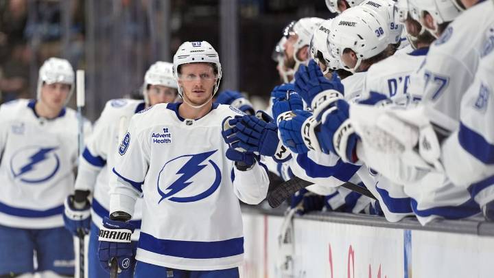 Guentzel breaks tie in 3rd, Lightning edge Mammoth for 5th straight win